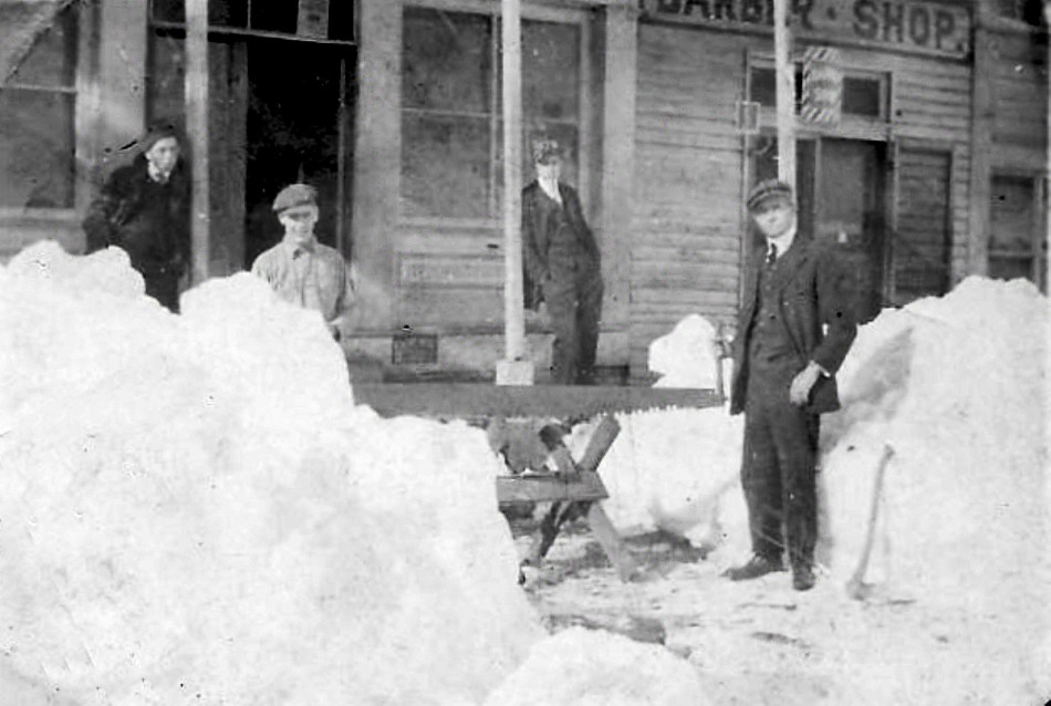 037 Barber Shop crowd & snow